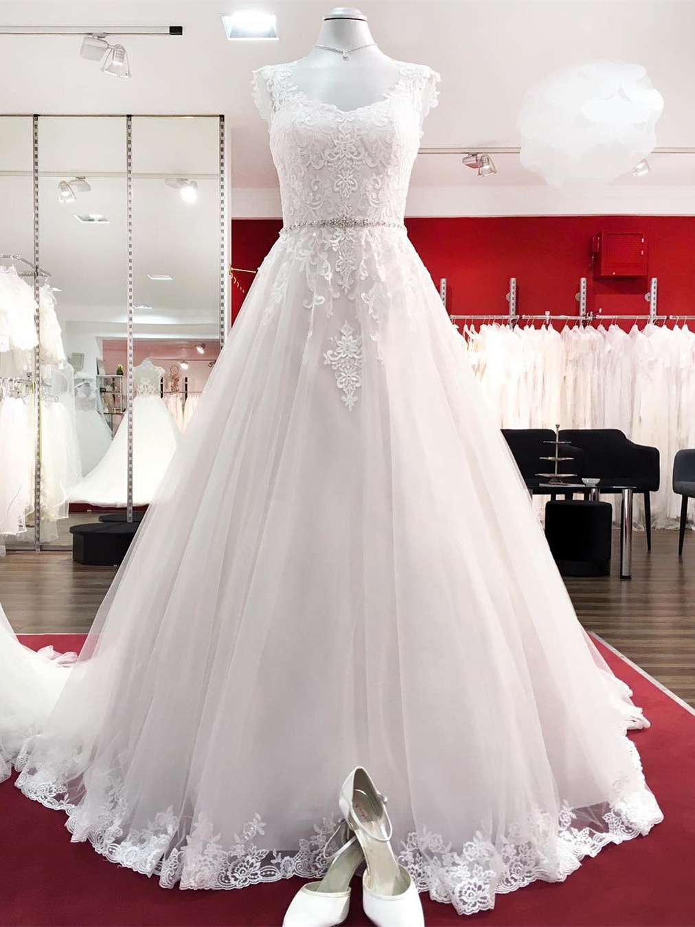 Robe de mariée ouverte devant discount