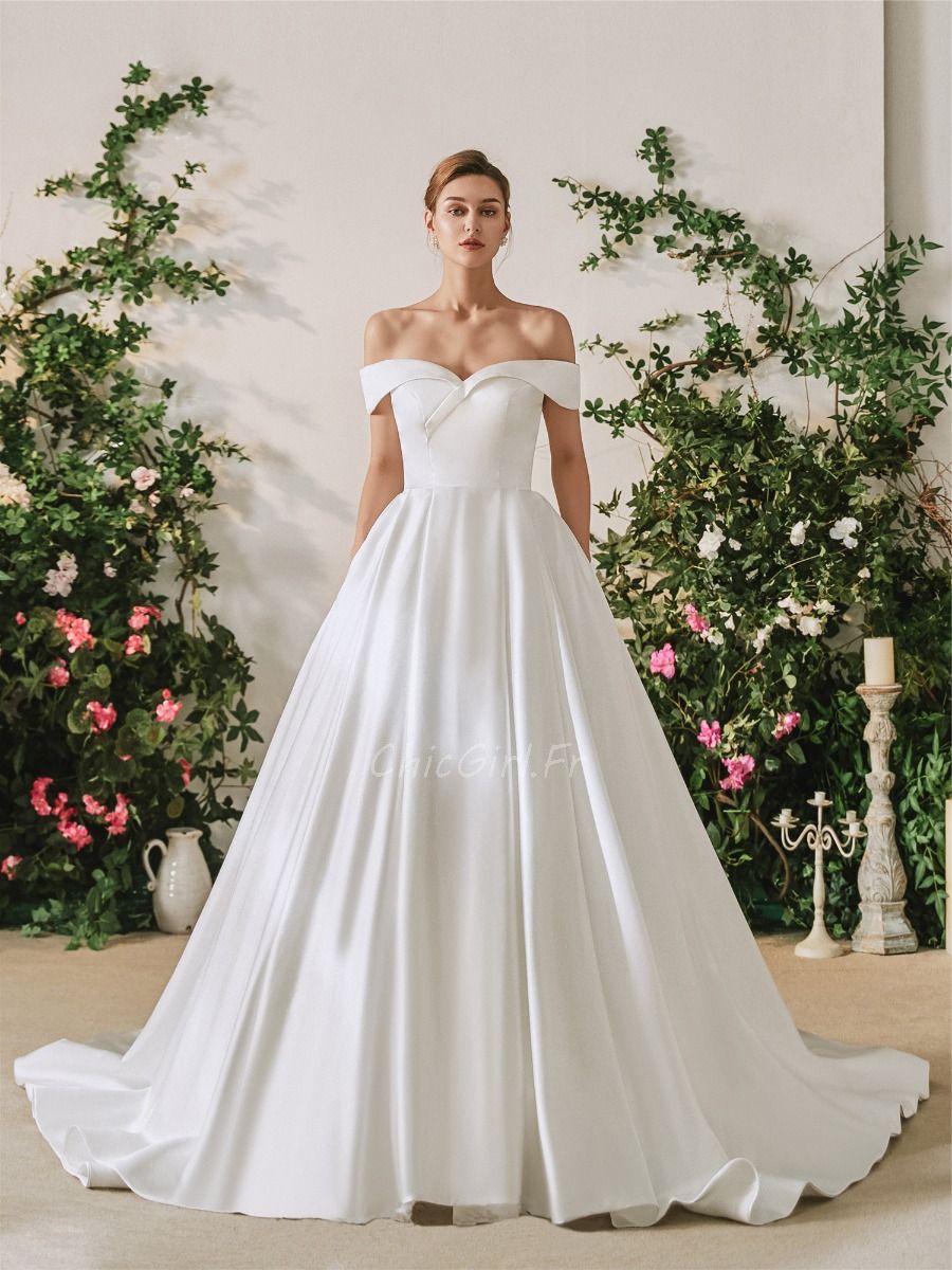 Robe de mariée évasée et manches tombantes en satin