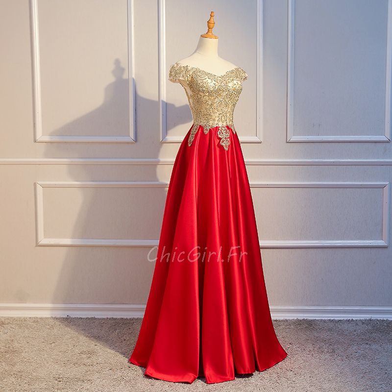 Robe rouge et store doré