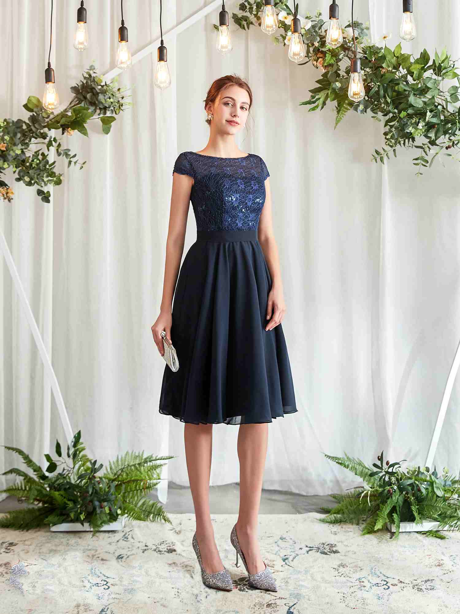 Robe De Fete Courte Bleu Marine Mousseline Dentelle Epaule Couverte Col Bateau