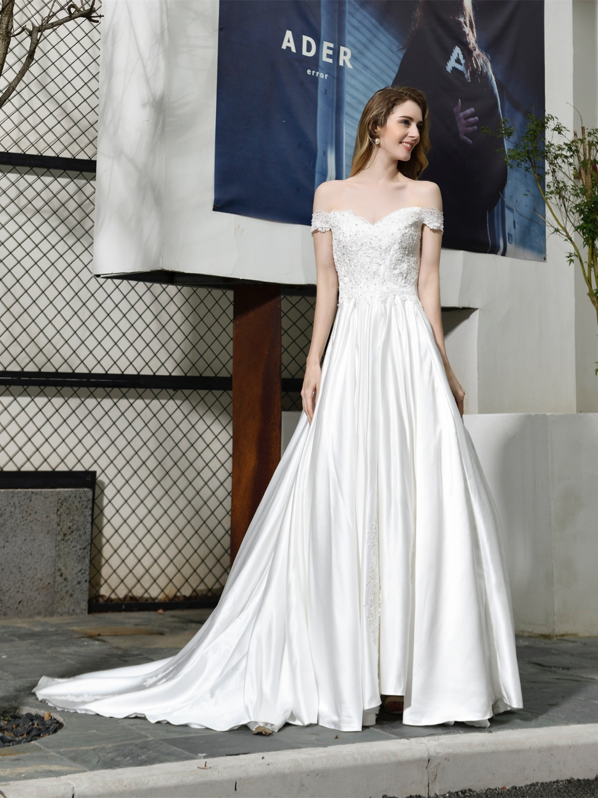 Robe blanche sales epaule dénudée