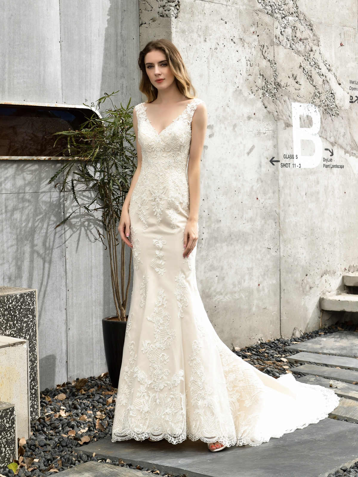 Robe De Mariee Sirene Ivoire Dentelle Col V Dos Ouvert Avec Traine