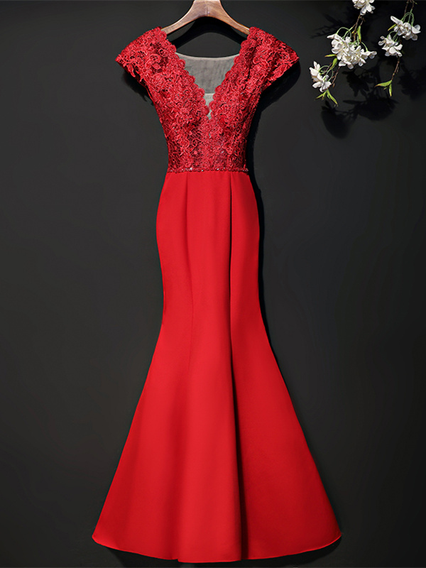 Robe en dentelle rouge on sale