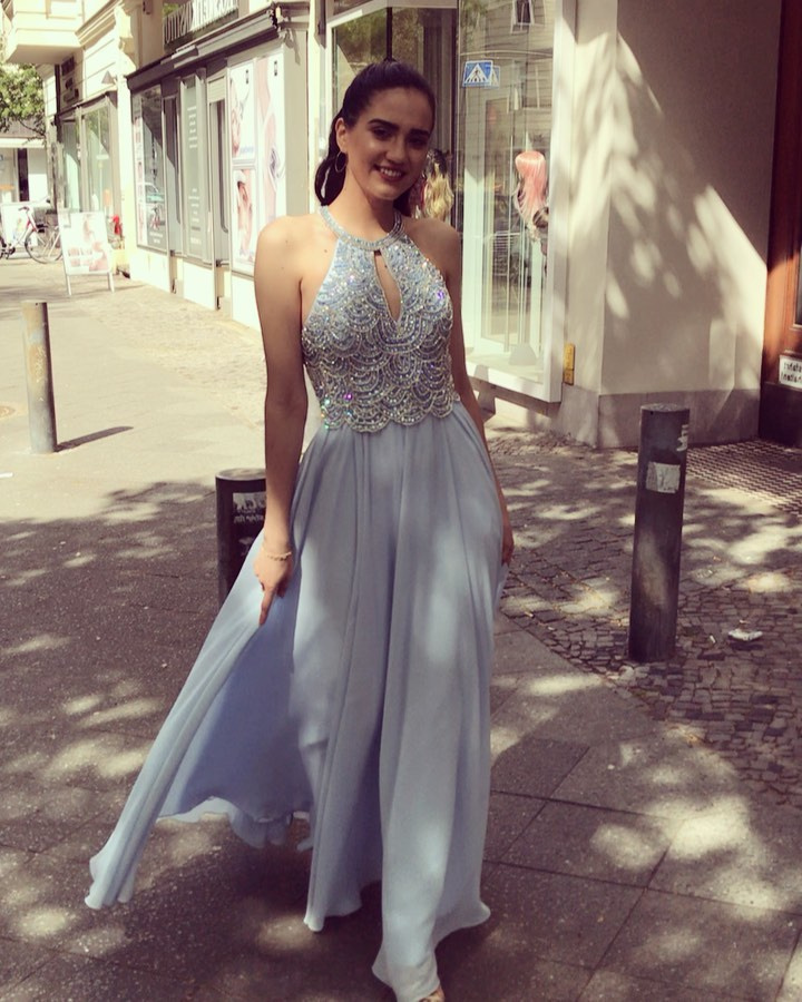 Robe De Soiree Longue Fluide Bleu Clair Mousseline Perle Ouverte Devant