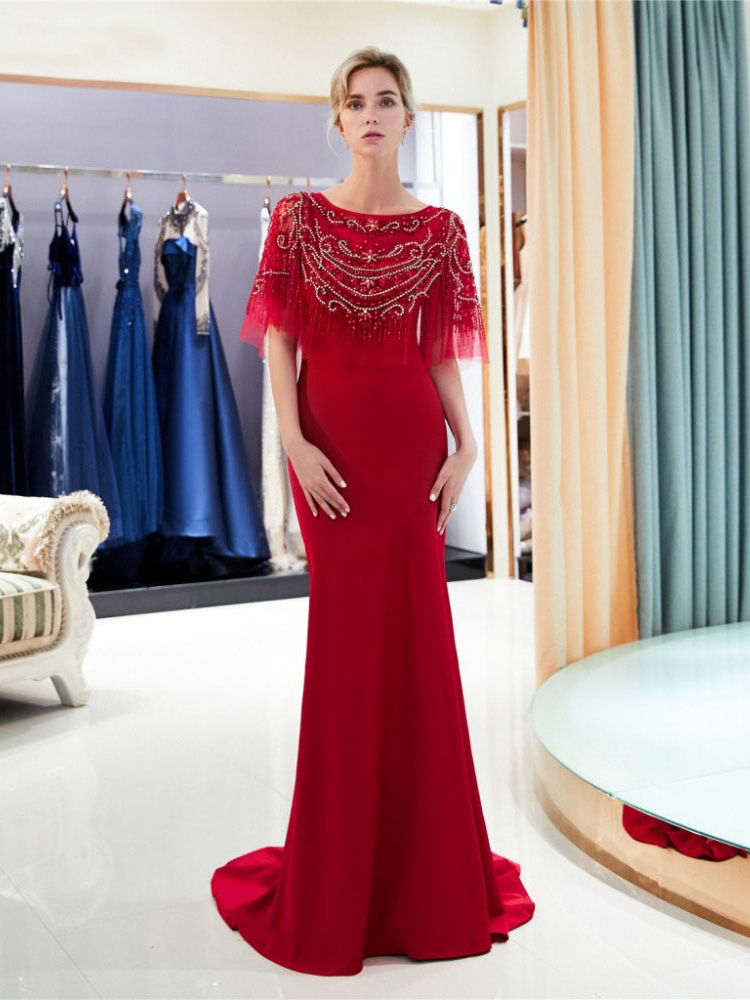 Robe De Soirée Sirène Col Bateau Satin Rouge Avec Cape Perle