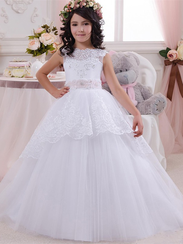 Petite Fille De 5 Ans En Robe Princesse Blanche Photo stock